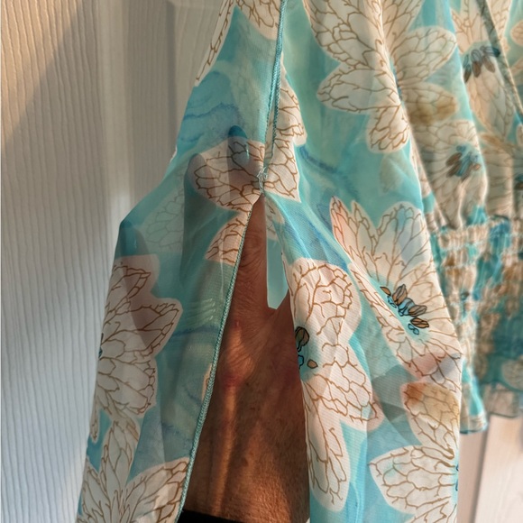 Beautiful Lightweight Cropped Blouse - Picture 6 of 6